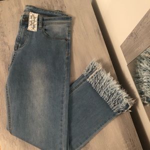 Cropped fringe bottom jeans like NEW